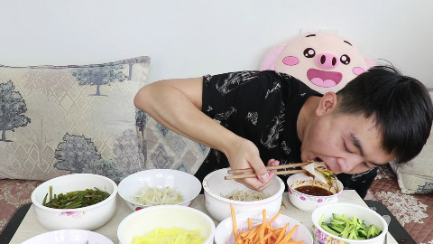 贵阳每一条街都能看见的著名小吃丝娃娃,到底是哪里吸引人呢?